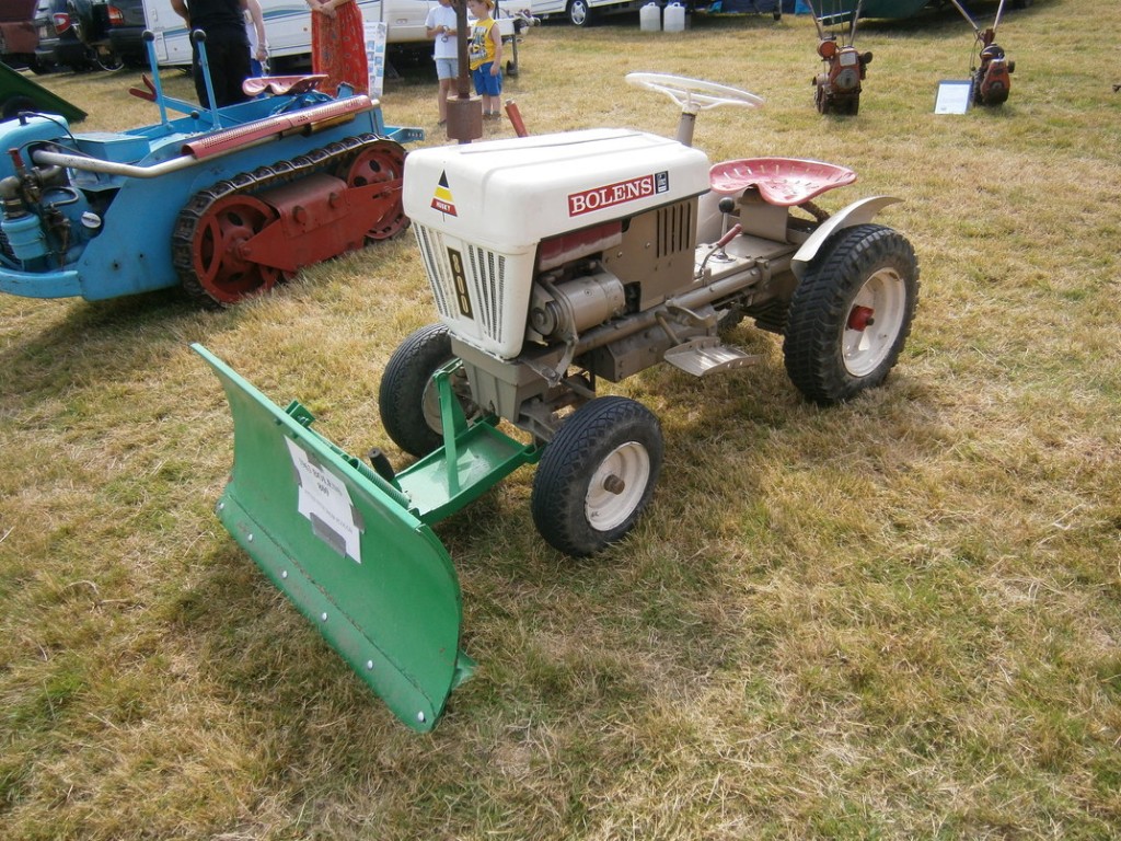 Bolens Snow Plough IMGBolens017 Vintage Horticultural and Garden Machinery Club