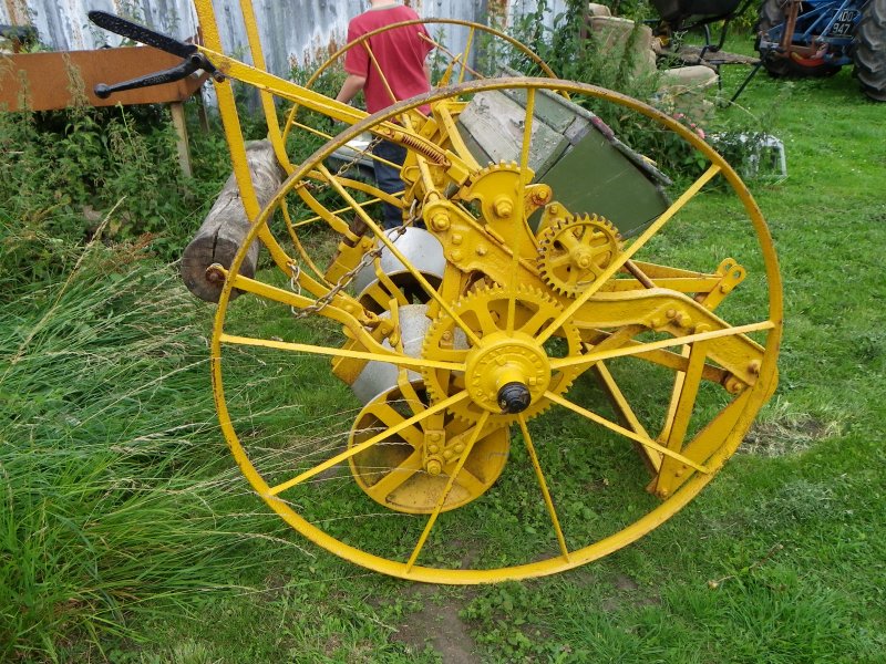 Turnip Drill IMGseed063 Vintage Horticultural and Garden Machinery Club